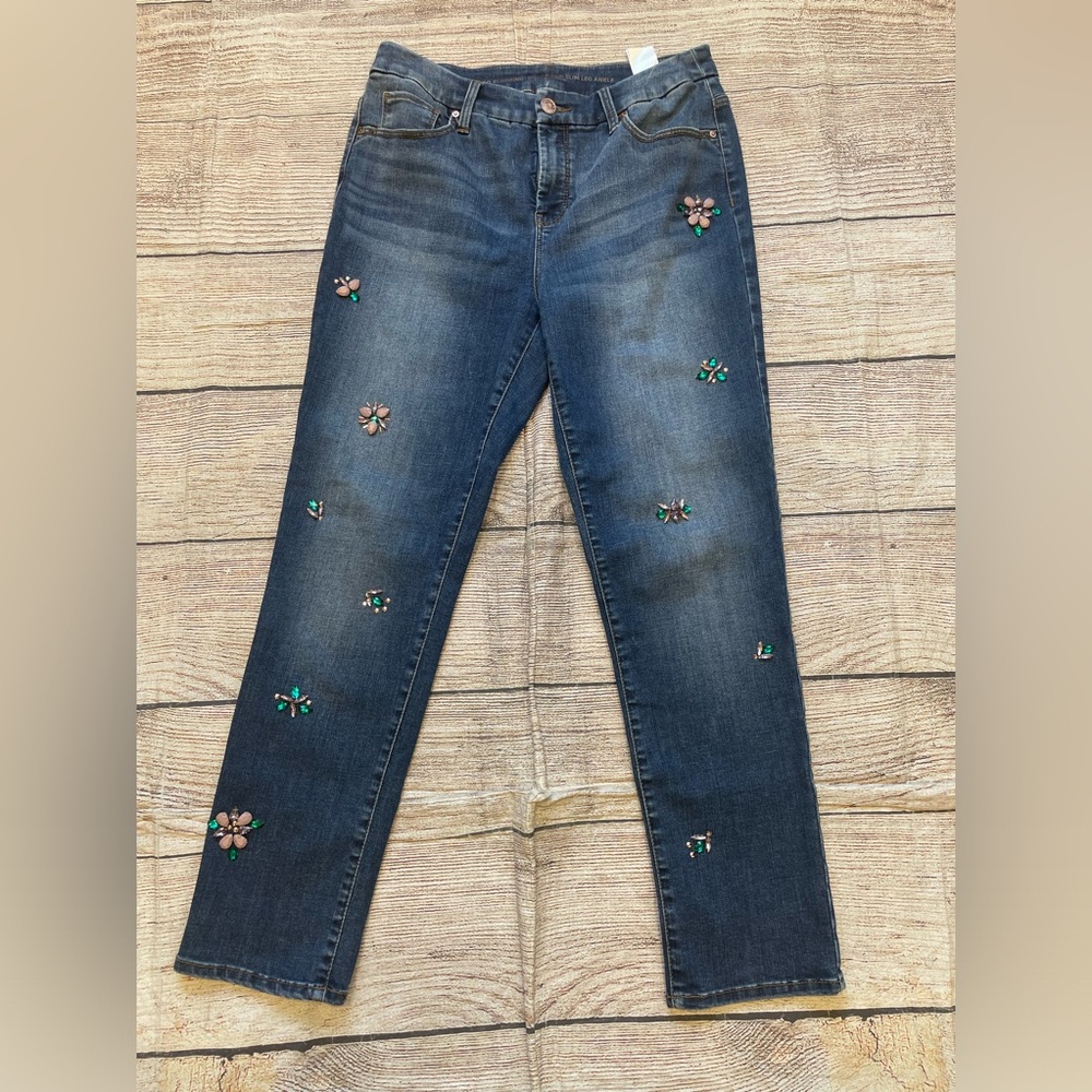 😍 Chicos ankle cropped denim jeans with flower studs on the front size 4